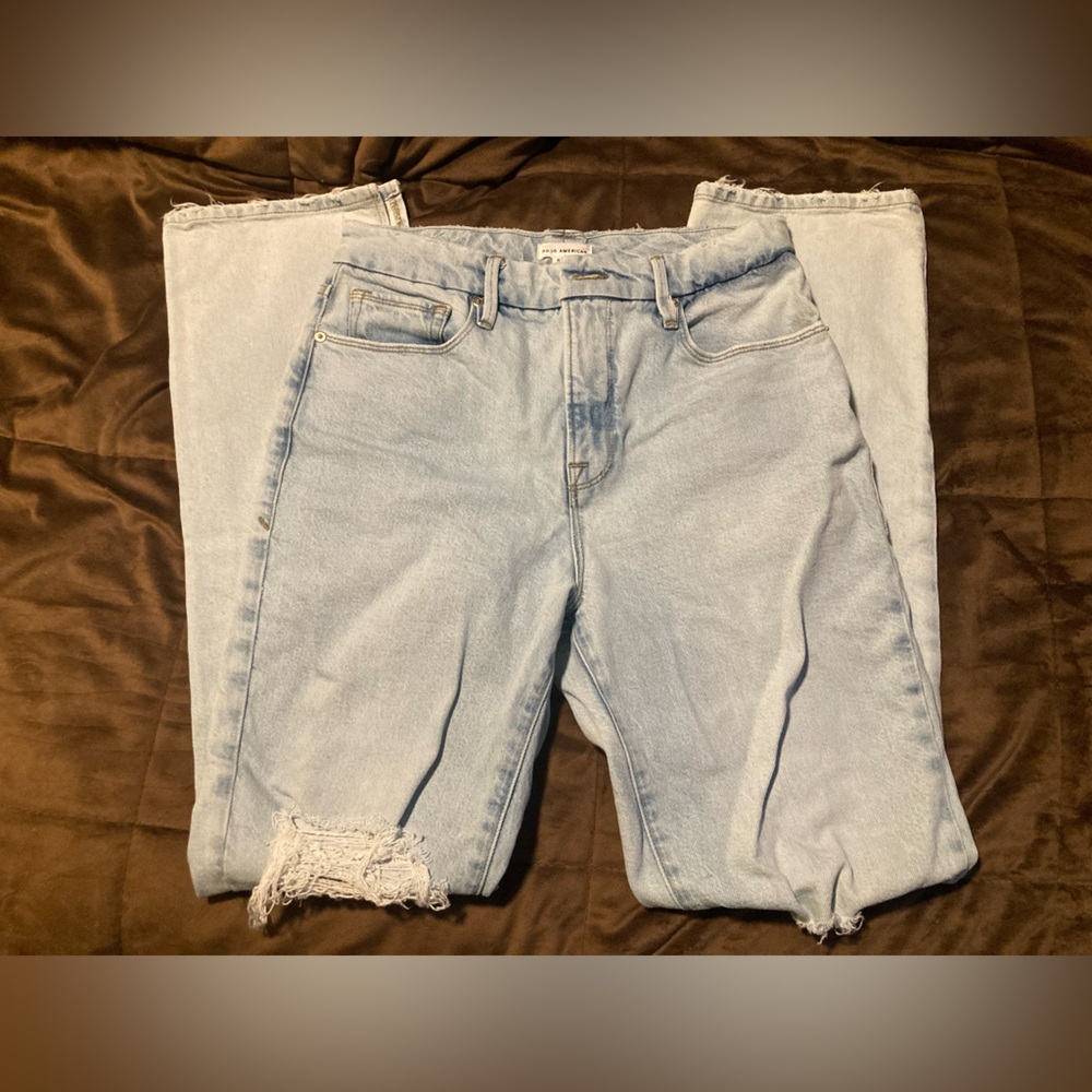 Good American brand, size 6/28, light wash, distressed jeans. Comfy and cute